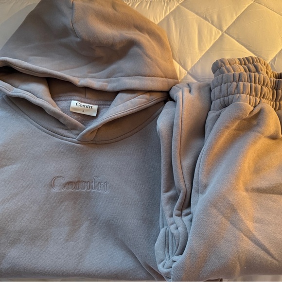 Comfrt Tops - Comfrt Signature Hoodie & Signature Sweatpants